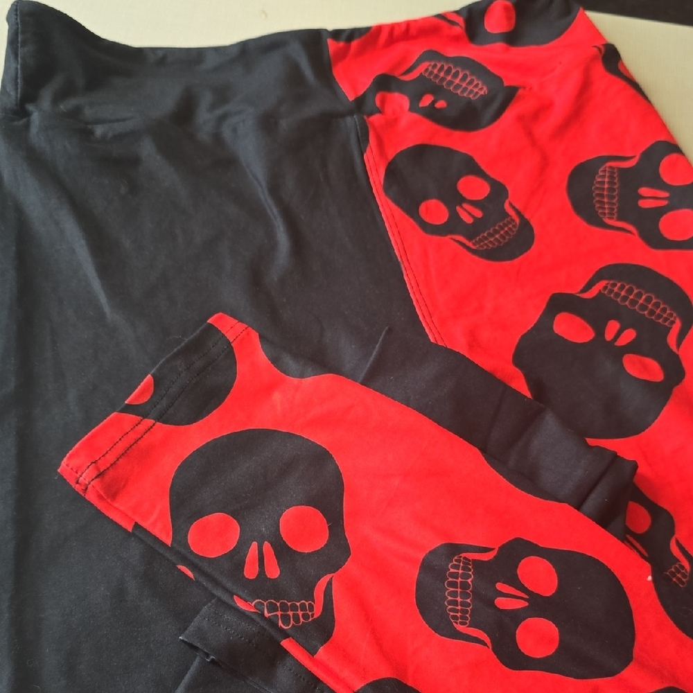 Too Fast Womens Skull Pattern Leggings - Black and Red